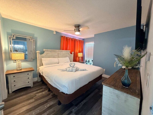 Building Photo - 8743 Thomas Dr