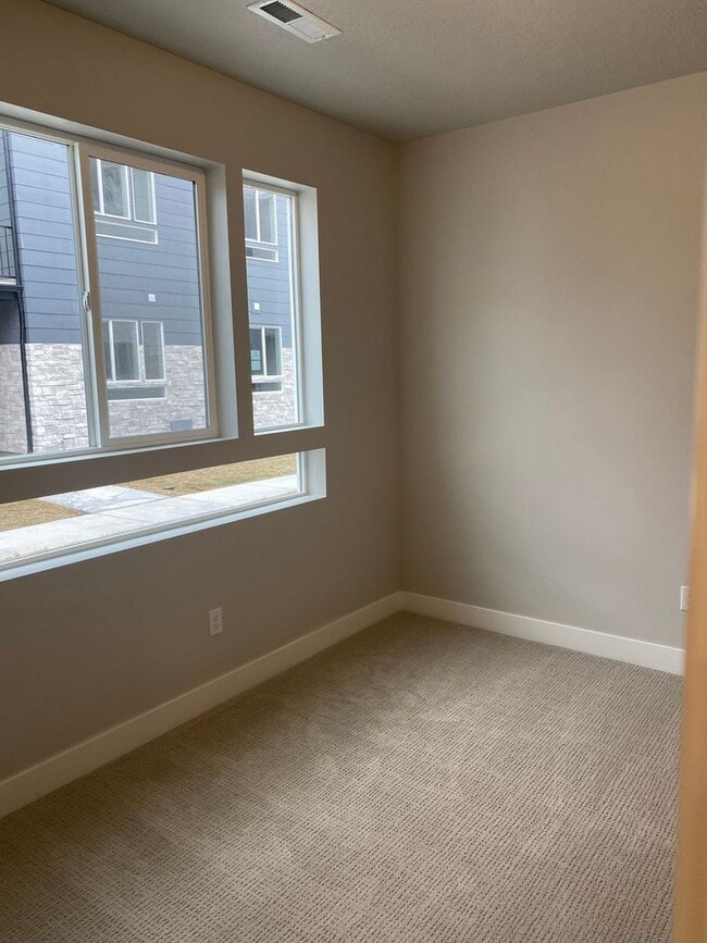 Building Photo - 2 WEEKS FREE - 4 Bed 3 Bath Townhome Available mid-July in American Fork!