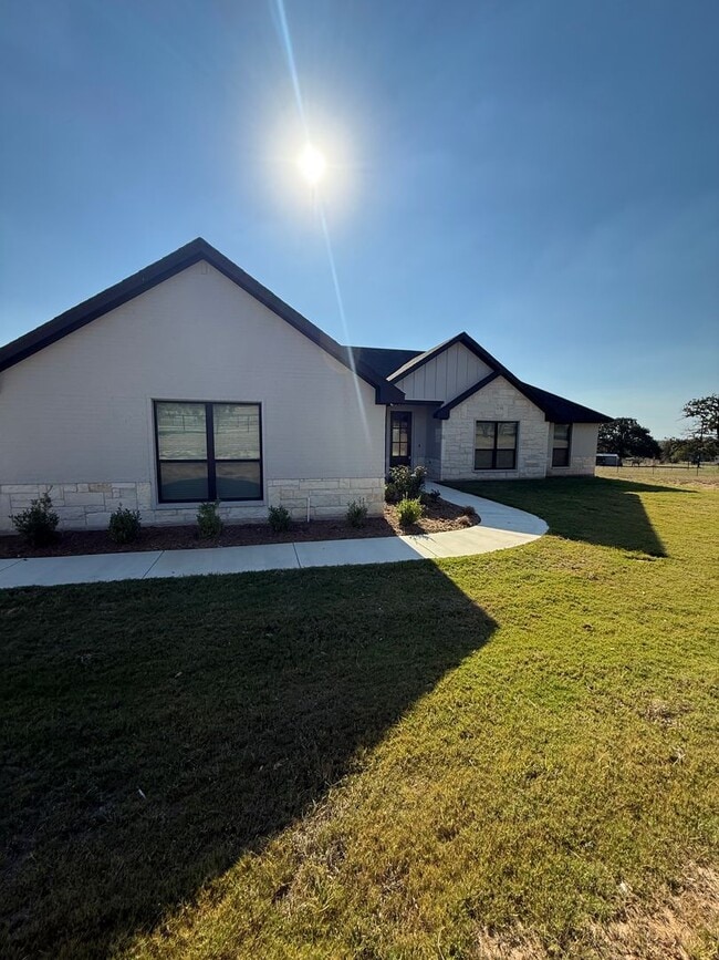 Building Photo - HORSE PROPERTY 4/2/2 + 4 acres in Peaster ...