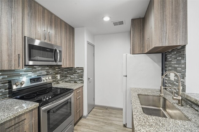 Building Photo - 10615 Briar Forest Dr