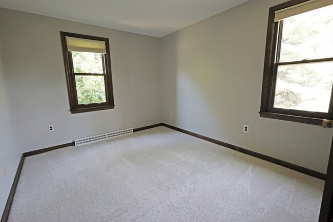 Building Photo - 17 Fairview Dr