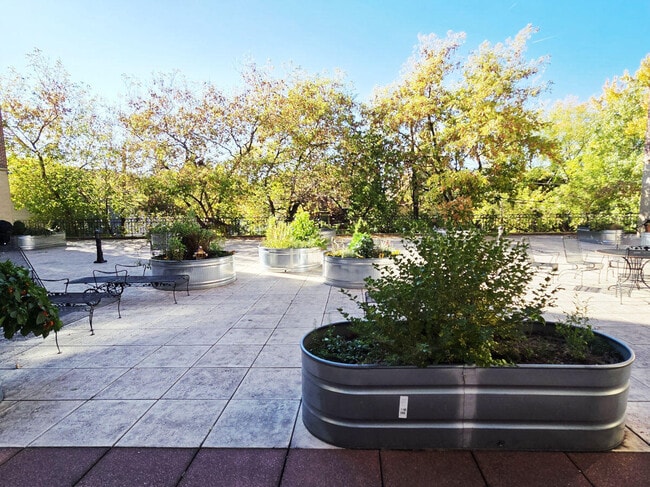 Building Photo - 1515 N Van Buren St