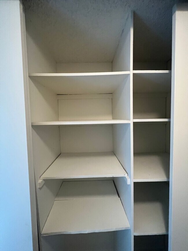 Building Photo - 2 Bedroom 2 Bath Spacious Condo For Rent in Long Beach Comes with Assigned Garage Space - Marketi...