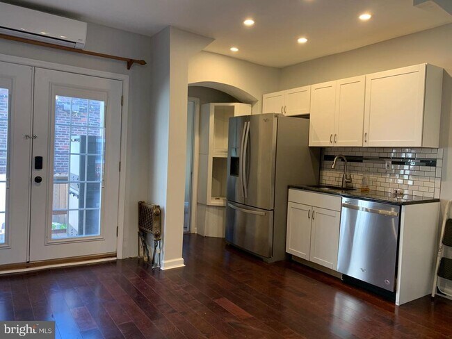 Building Photo - 848 Moyer St