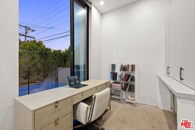 Building Photo - 521 N Formosa Ave