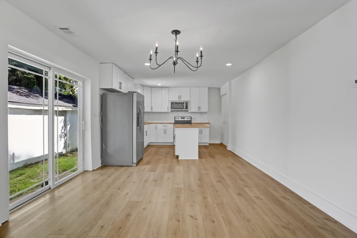 Building Photo - 636 W 48th St