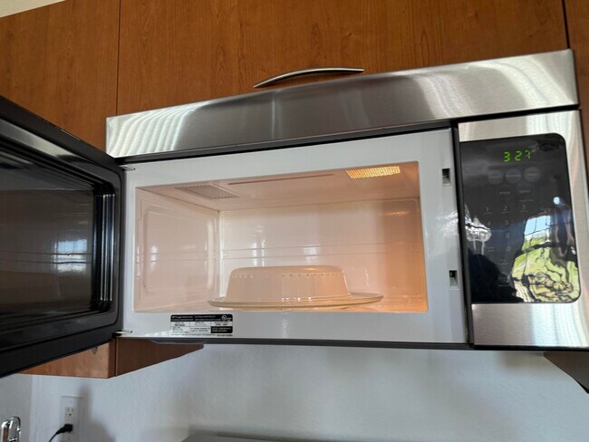 Building Photo - 156 SW Peacock Blvd