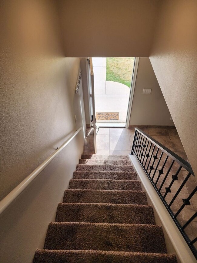 Building Photo - Charming Townhome