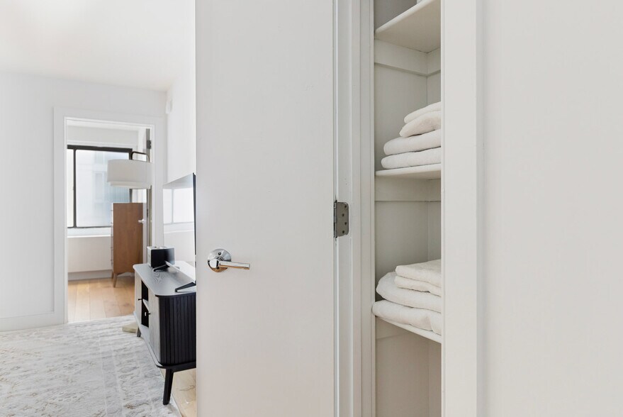 Building Photo - 230 E 44th St