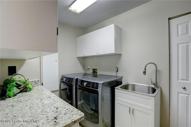 Building Photo - 562 Rolling Hill Dr