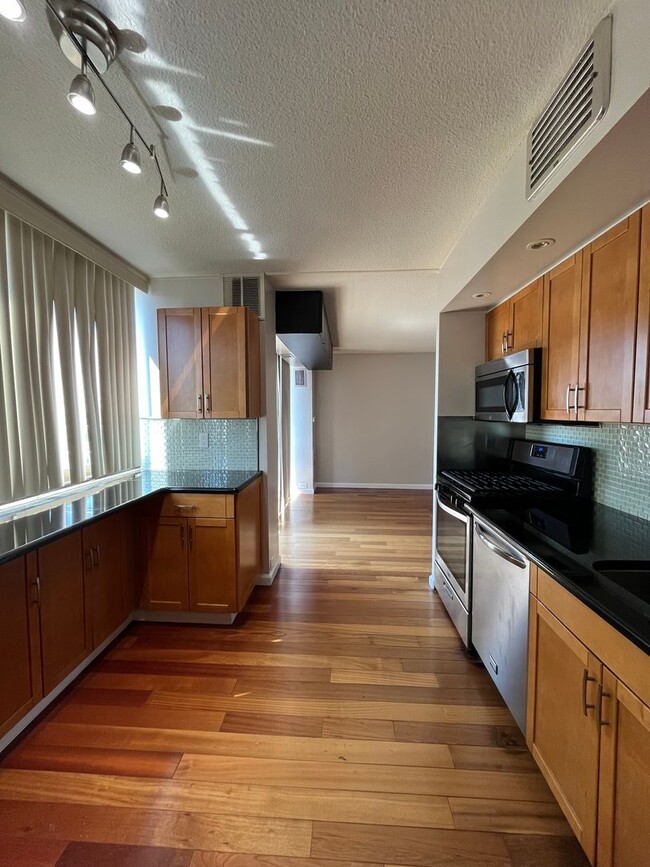 Building Photo - Beautiful High Rise Condo in Washington Sq...