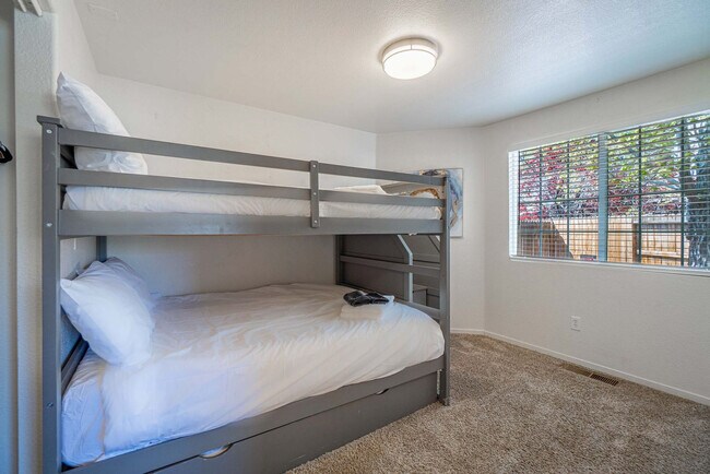Building Photo - 1550 Carousel Ct