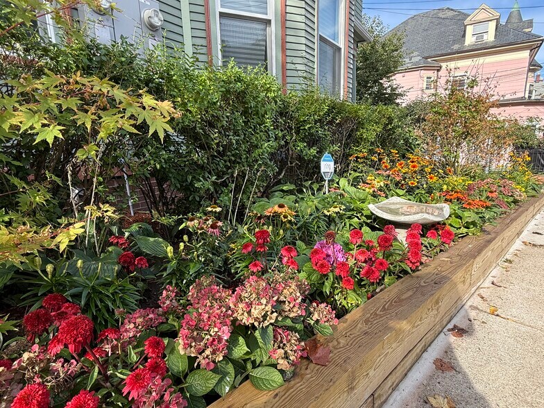 Building Photo - 96 Munroe St