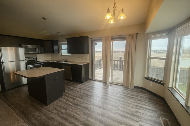 Building Photo - 2102/06 E Village Estates Dr