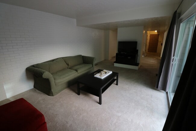 Building Photo - 4 Bedroom 3.5 Bathroom Townhome in Provo!