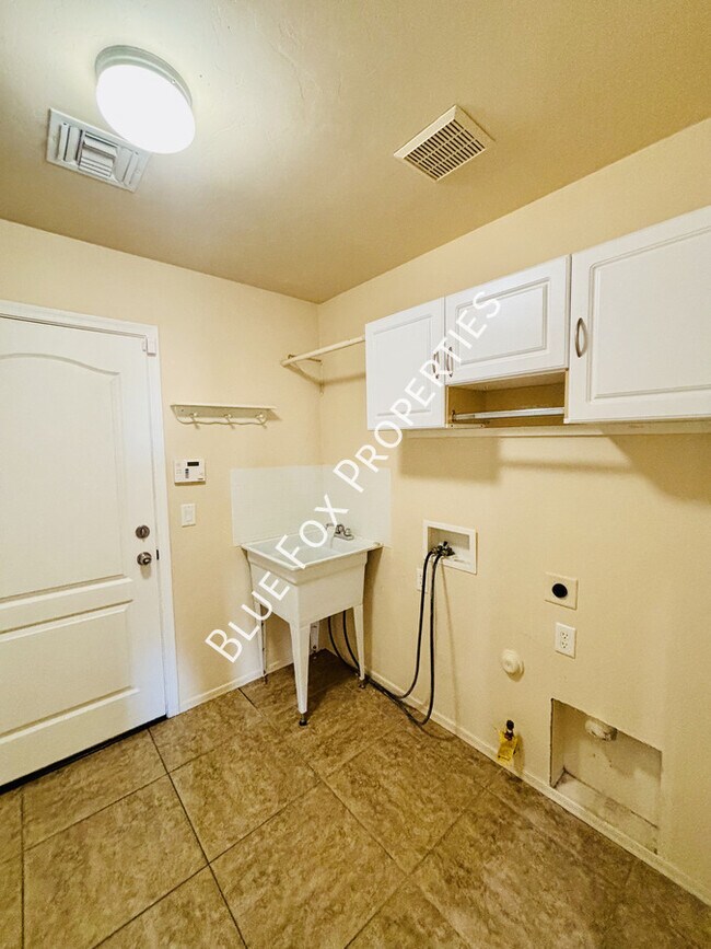 Building Photo - 7910 W Little Eagle Ct