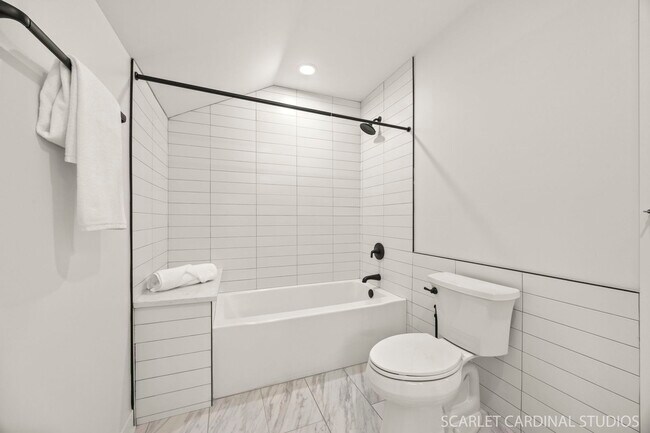 Building Photo - 715 N Brainard St