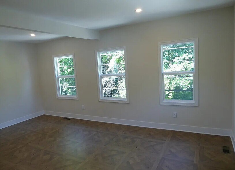 Building Photo - 2493 Thurman Ave