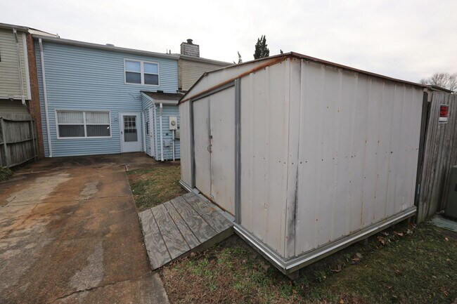 Building Photo - Amazing 2 Bedroom Townhome in Washington Square! Available 03-06-26! All Appliances Convey!