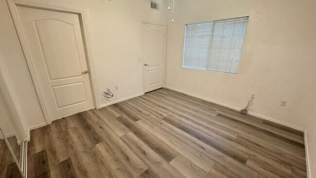 Building Photo - Gated Community 2 bedroom 1 car garage