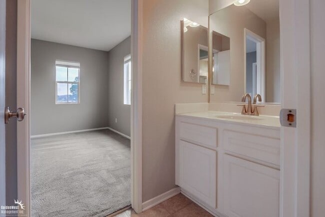 Building Photo - Beautifully 5Bdm 3.5Ba Home in Prime Location