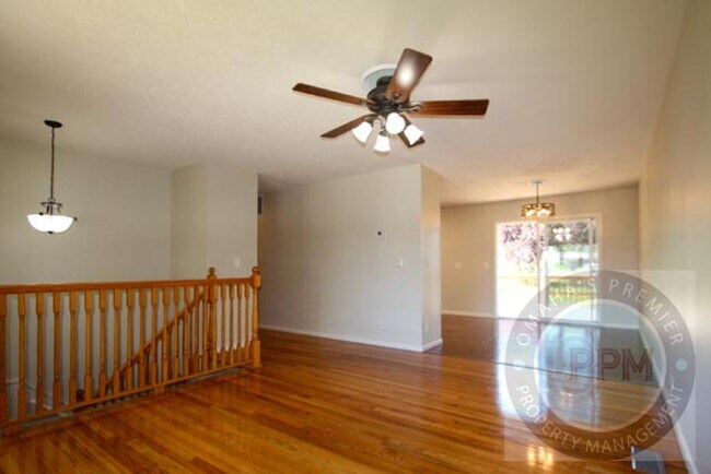 Building Photo - Discover this well-maintained 3-bedroom, 2-bath home in Omaha, NE