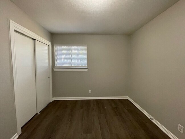 Building Photo - 1329 Harrison Ln