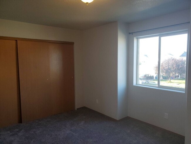 Building Photo - Wonderful 3 bedroom 2 bath Duplex in Post ...