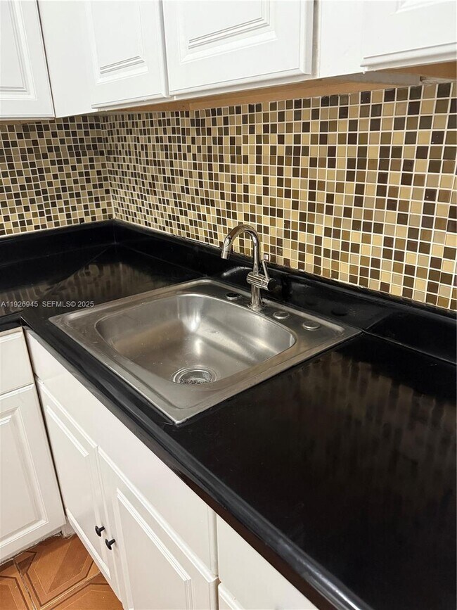 Building Photo - 15205 NE 6th Ave