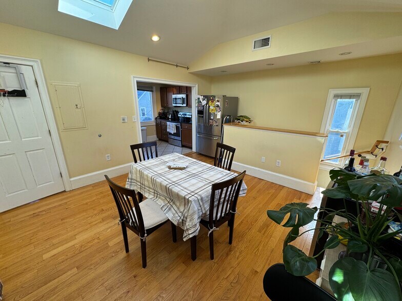 Building Photo - 208 Holland St