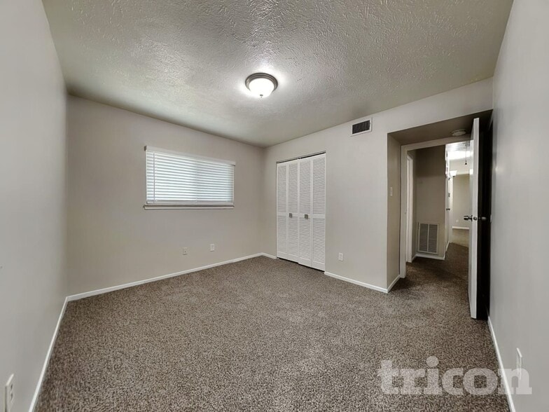 Building Photo - 3702 Deerbrook Dr