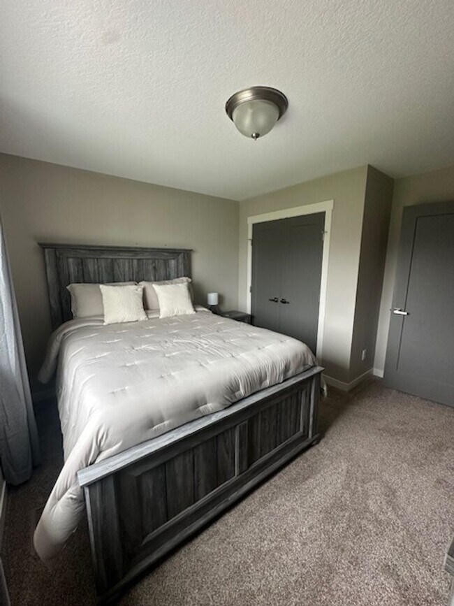 Building Photo - 5 bedrooms 3 bathrooms and a 3-car garage