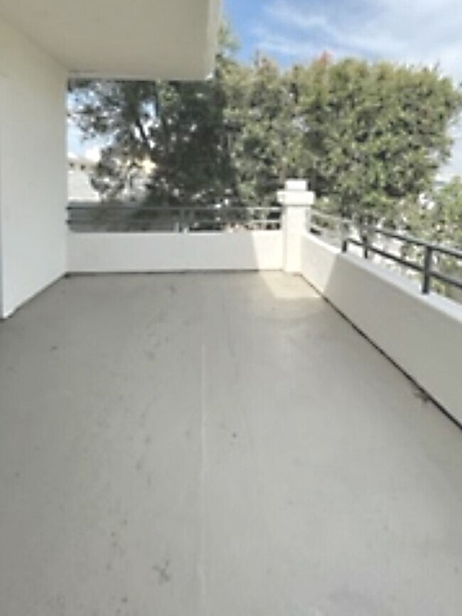 Building Photo - 4 bed 2.5 Plus bonus room in Redondo Beach.