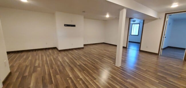 Building Photo - 5 Bedroom Updated Home
