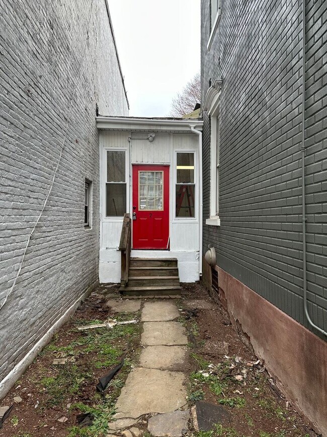 Building Photo - 315 N 6th St