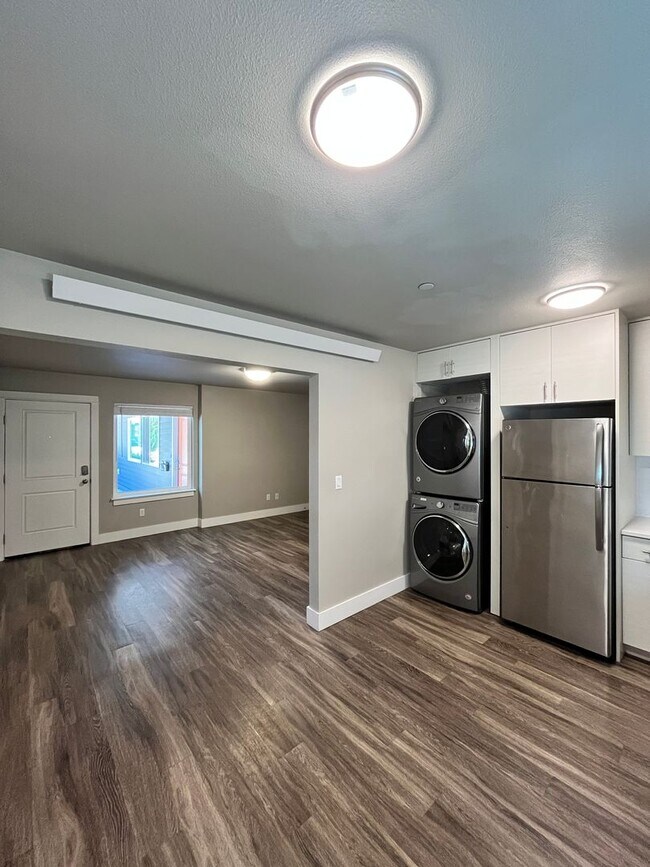 Building Photo - Large 3 Bedroom 2 Bathroom! In-Unit Washer...