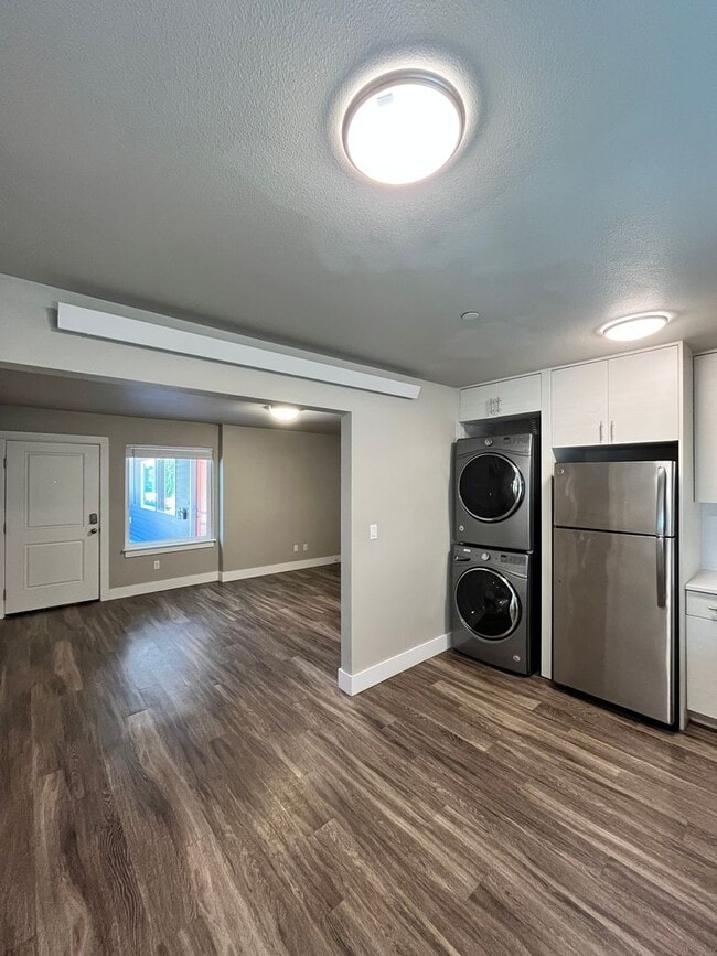 Building Photo - Stunning / Large 3 Bedroom & 2 Bath Flat! ...