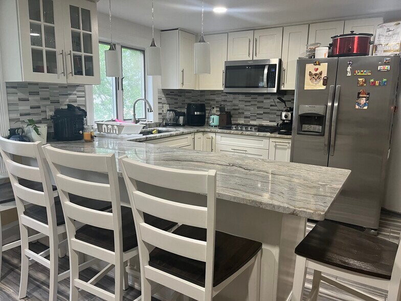 Primary Photo - 94 Oakwood Ave