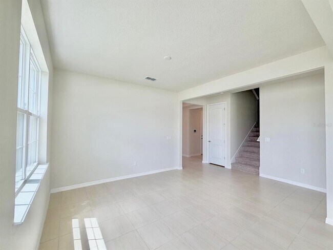 Building Photo - 6985 Oak Commons Way