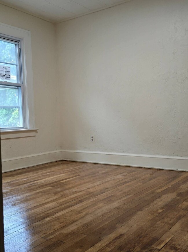 Building Photo - 1901 Riverview Dr