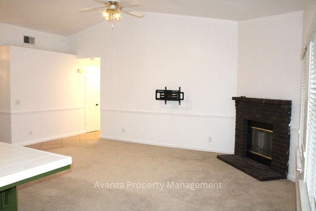 Building Photo - Home for Rent 5428 W. Saginaw Ave Fresno, CA 93722 Description 4 Bedroom/2 Bath Home in Fresno (D...