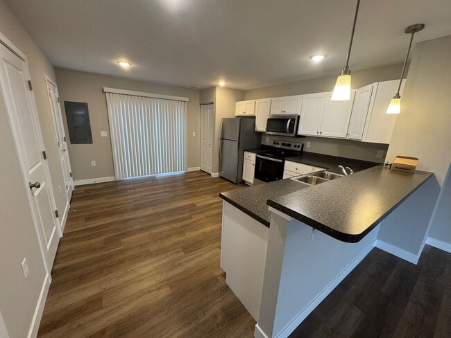 Building Photo - BRAND NEW HOME! 2 Suites with private baths