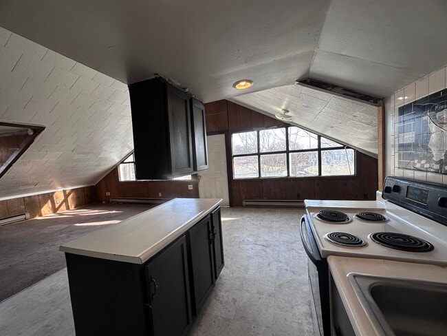 Building Photo - 208 English-E