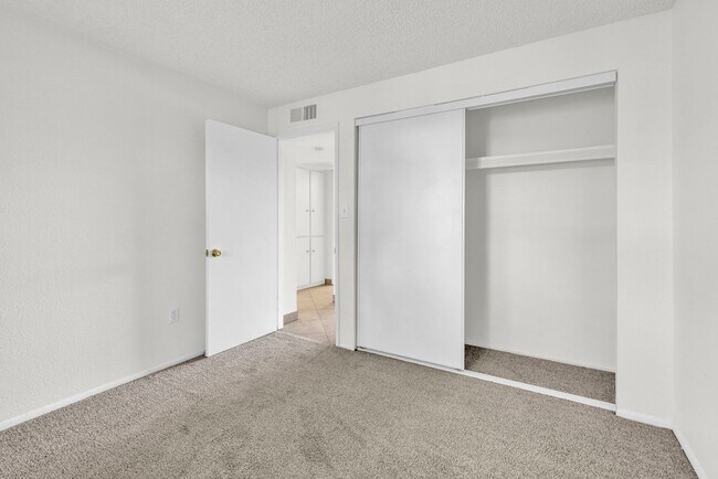 Building Photo - Great 3 bed 2 bath home with a pool!
