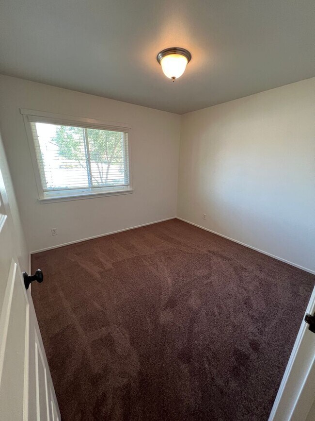 Building Photo - FOR RENT 3+1 IN SIMI VALLEY