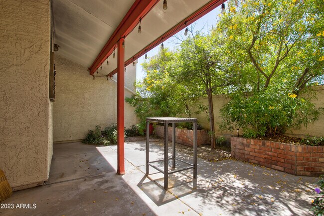 Building Photo - 633 W Southern Ave