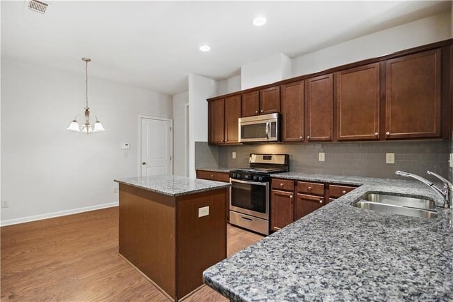 Building Photo - 5090 Breezewood Cir