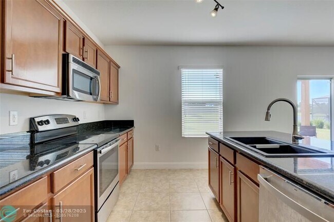 Building Photo - 1566 Lexington Square SW
