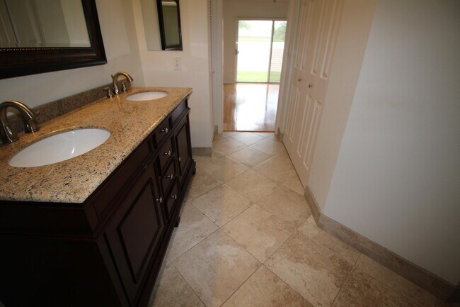 Building Photo - 404 Sabal Palm Ln