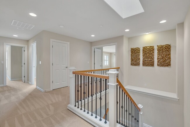 Building Photo - Must see in beautiful Redmond neighborhood